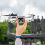 Un dron sostenido en el aire por una mano