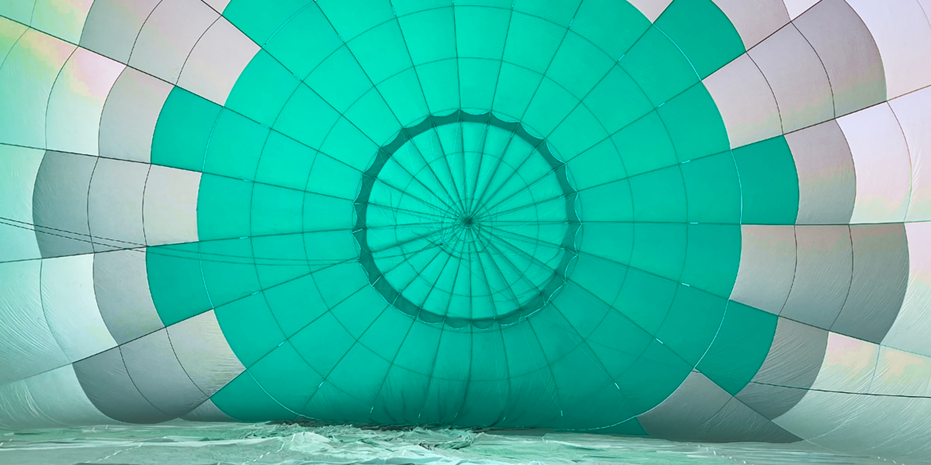 Tela de globo aeroestático hinchada tocando el suelo