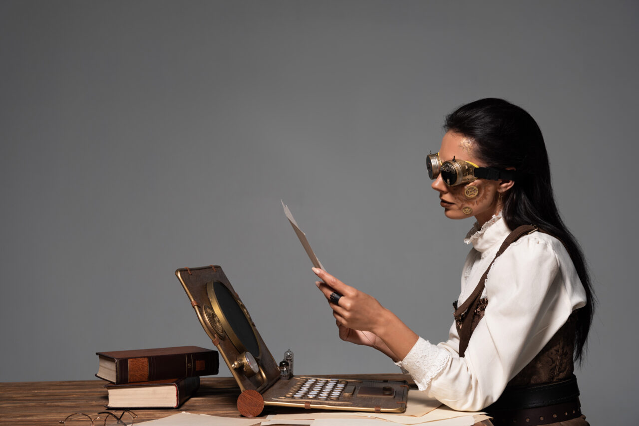 Una mujer vestida estilo steampunk trabaja en un escritorio
